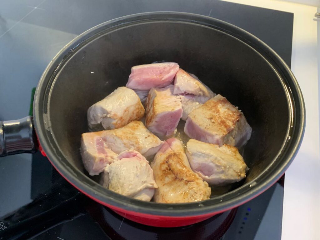 Recette blanquette de veau - Faire revenir 25 gr de beurre et y faire dorer le veau à feu vif.