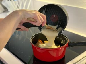 Recette blanquette de veau - Une fois la viande mijotée, retirer le jus de cuisson puis verser la sauce béchamel dessus. Bien mélanger.