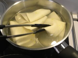 Recette cannellonis aux légumes et aux lardons -Pendant ce temps, porter à ébullition 1l d'eau. Y ajouter 1 c à s d'huile d'olive. Y plonger les lasagnes pendant 5 min et les décoller aussitôt à l'aide d'une pince car c'est bouillant