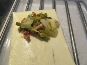 Recette cannellonis aux légumes et aux lardons -Graisser un plat pouvant aller au four. Disposer quelques cuillerées de la préparation sur les pâtes et les rouler dans le plat. Napper de crème liquide et de gruyère.