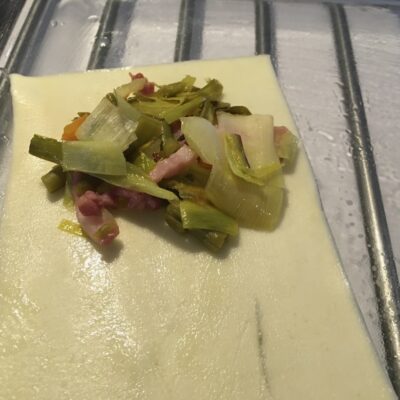 Recette cannellonis aux légumes et aux lardons -Graisser un plat pouvant aller au four.
Disposer quelques cuillerées de la préparation sur les pâtes et les rouler dans le plat.
Napper de crème liquide et de gruyère.
