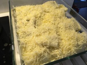 Recette cannellonis aux légumes et aux lardons -Graisser un plat pouvant aller au four. Disposer quelques cuillerées de la préparation sur les pâtes et les rouler dans le plat. Napper de crème liquide et de gruyère.