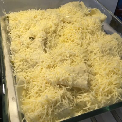 Recette cannellonis aux légumes et aux lardons -Graisser un plat pouvant aller au four.
Disposer quelques cuillerées de la préparation sur les pâtes et les rouler dans le plat.
Napper de crème liquide et de gruyère.