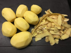 Laver, épluchez et couper les pommes de terre en morceaux (elles cuiront ainsi plus vite)