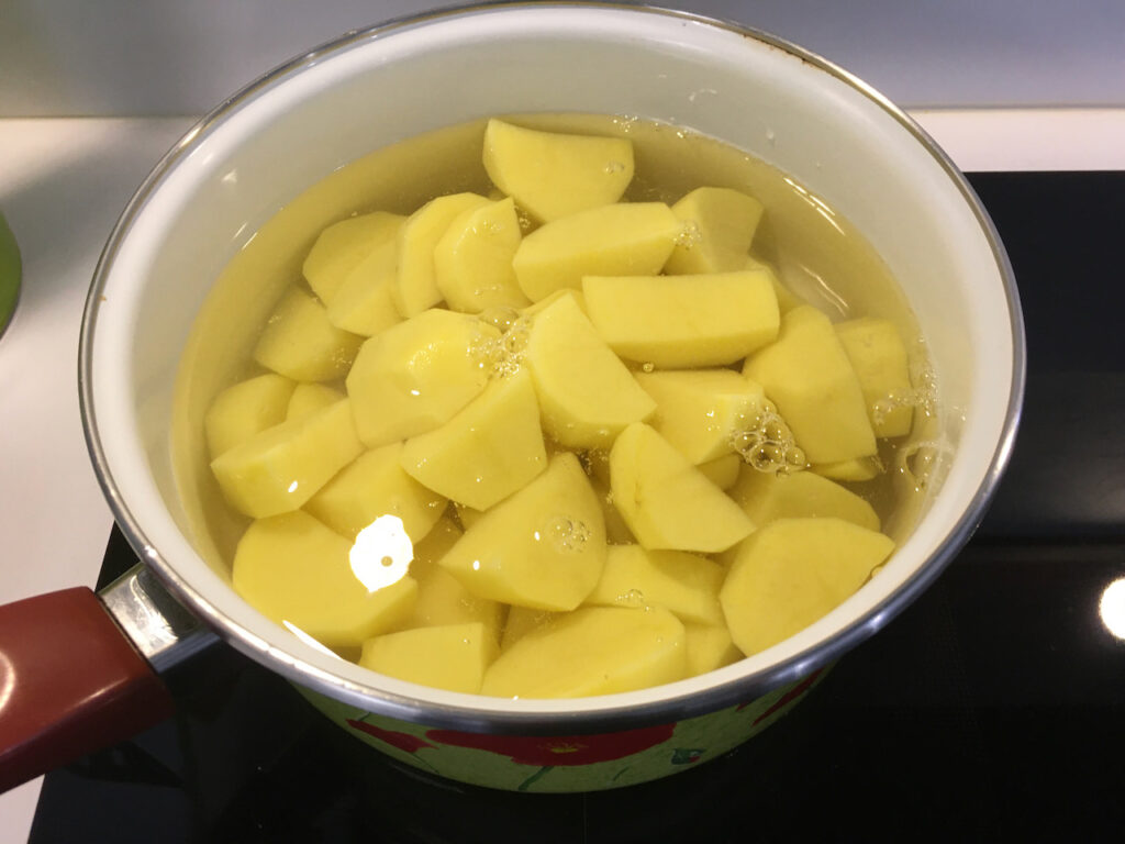Plonger les pommes de terre dans de l'eau préalablement salée et laisser cuire