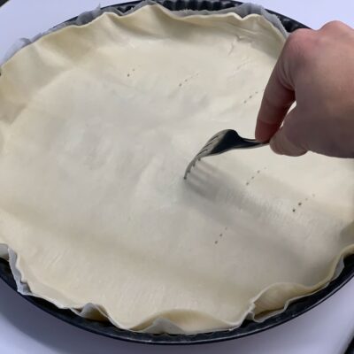 Recette quiche aux champignons mozzarella et lardons -Ajouter les lardons et les champignons et verser sur le fond de tarte préalablement piqué à la fourchette.