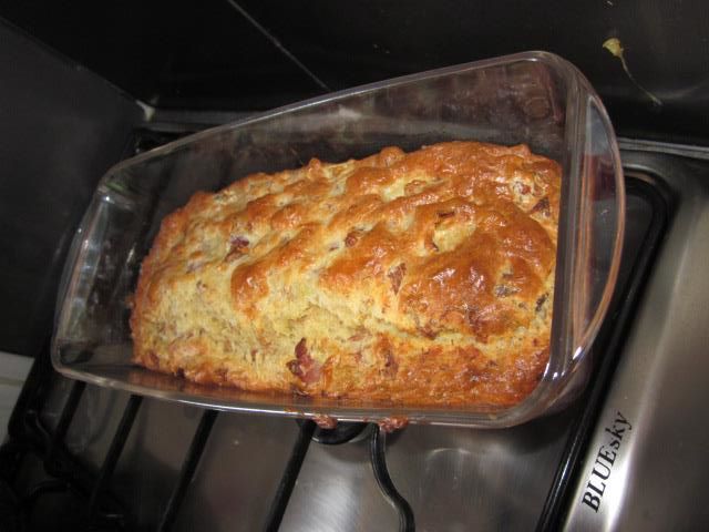 Cake au thon, jambon et oignons