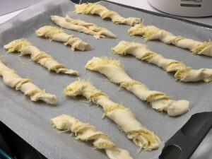 Recette allumettes au fromage -Puis déposer les allumettes sur une plaque de four recouverte de papier sulfurisé