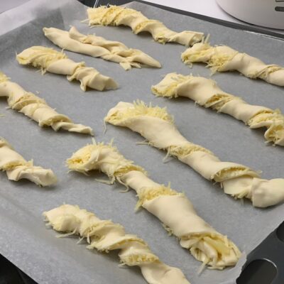 Recette allumettes au fromage -Puis déposer les allumettes sur une plaque de four recouverte de papier sulfurisé