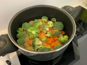 Recette gratin aux légumes - Faire cuire tous les légumes à l'eau pendant 20 min.