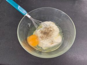 Recette gratin aux légumes -Mélanger la crème et les oeufs. Saler, poivrer et muscader.