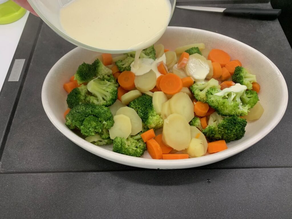 Recette gratin aux légumes -Verser le mélange sur les légumes.