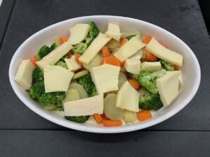 Recette gratin aux légumes -Dans un plat pouvant aller au four, alterner les légumes et des tranches de fromage.