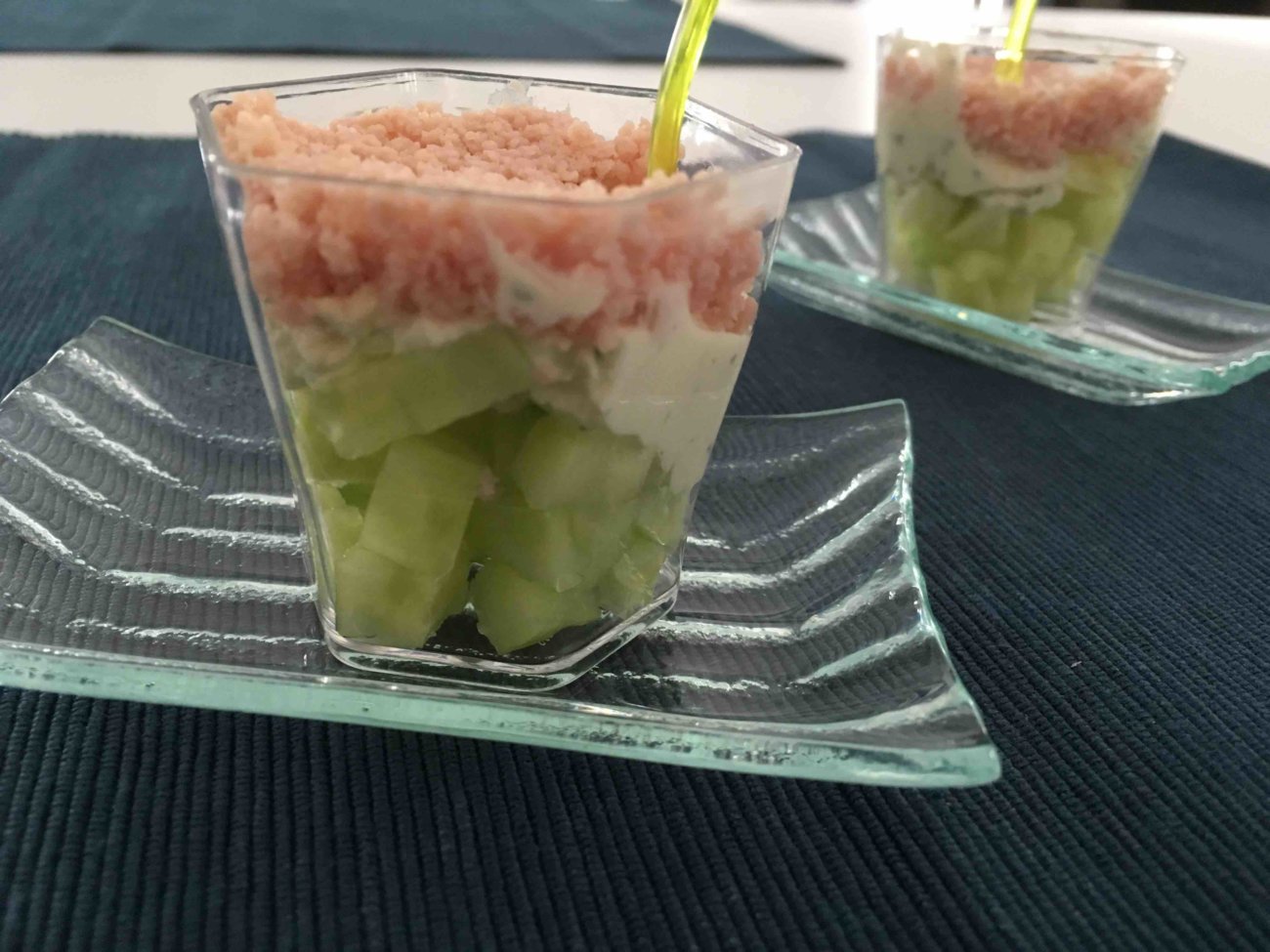 Verrines au tartare, jambon et concombre