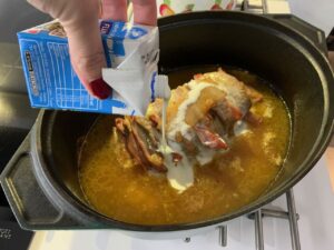 Recette rôti de veau au comté -Mettre le rôti dans la cocotte et enfourner 30 min à 180°C à couvert. Puis cuire 30 min à découvert pour gratiner le rôti. Ajouter la crème 10 min avant la fin de la cuisson et bien mélanger en laissant réduire sans faire bouillir.
