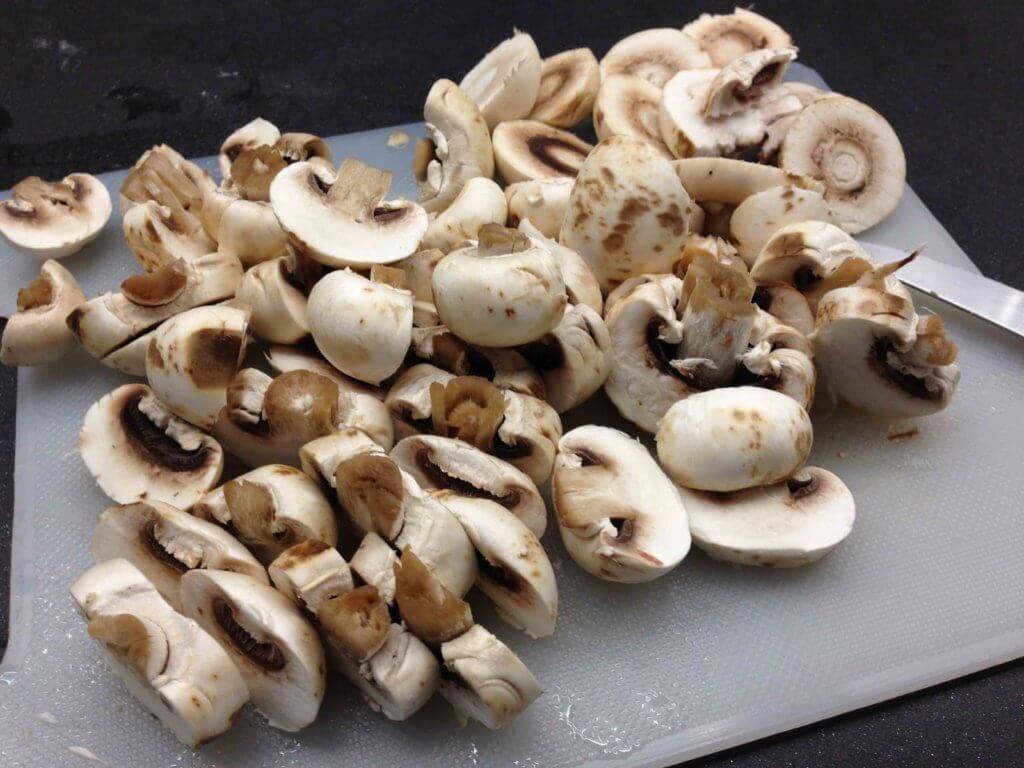 Recette gratin de pommes de terre aux champignons -Concernant les champignons, je les nettoie légèrement avec un chiffon doux sans eau (sauf s'ils sont vraiment sales), je ne les épluche pas non plus. Je les coupe juste en tranche.