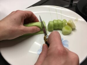 Recette soupe de petits pois au jambon -Laver le poireau et couper-le en rondelles