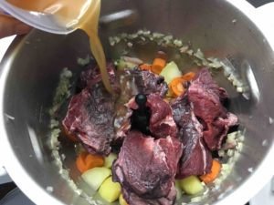 Recette-joue-de-boeuf-au-vin-rouge-et-aux-legumes-d-hiver