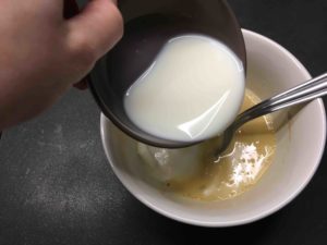 Ajouter le lait et l'oeuf battu