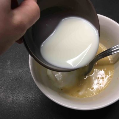 Ajouter le lait et l'oeuf battu