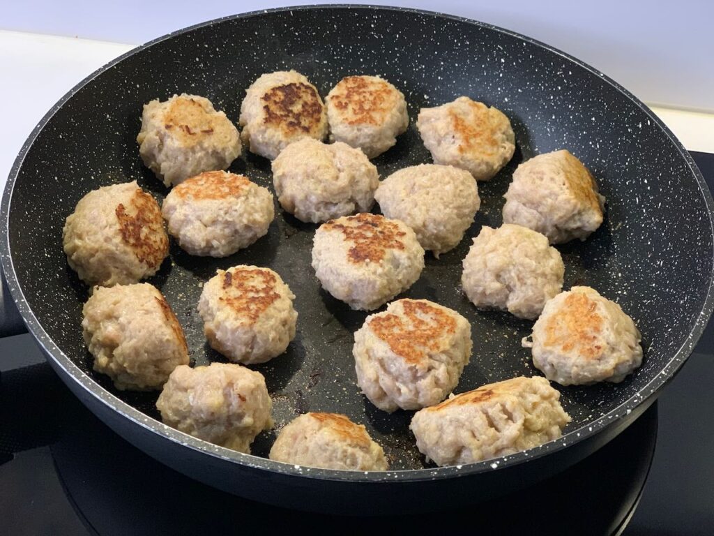 Recette boulettes allemandes - Faites cuire les boulettes à la poêle et server-les avec la sauce