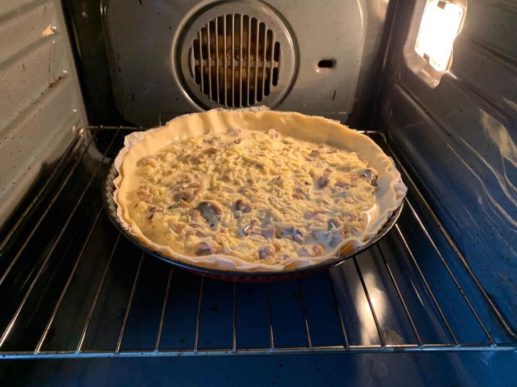 Recette quiche aux champignons et au comté -Etaler la pâte dans un moule, piquer-la à l'aide d'une fourchette et verser la garniture dessus. 
Enfourner 25 min à 180°C.