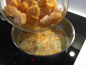 Recette-veloute-de-potiron-noisettes-et-lardons-grilles