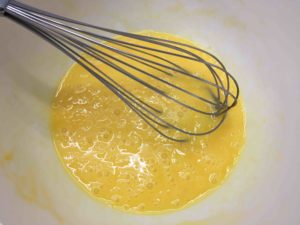 Recette cake au reblochon - fouetter les oeufs