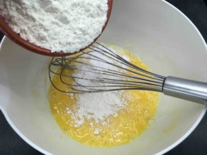 Recette-cake-parmentier-au-boeuf-et-aux-oignons-caramelises