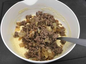 Recette-cake-parmentier-au-boeuf-et-aux-oignons-caramelises