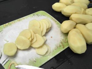 Recette gratin dauphinois à la ricotta - Laver et éplucher les pommes de terre. Couper-les en rondelles.