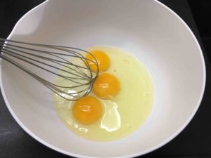 Recette gratin dauphinois à la ricotta - Battre les oeufs dans un bol.