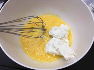 Recette gratin dauphinois à la ricotta -Ajouter la ricotta, le lait et le parmesan. Mélanger bien. Saler et poivrer.