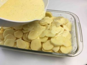 Recette gratin dauphinois à la ricotta -Verser le mélange sur les pommes de terre.