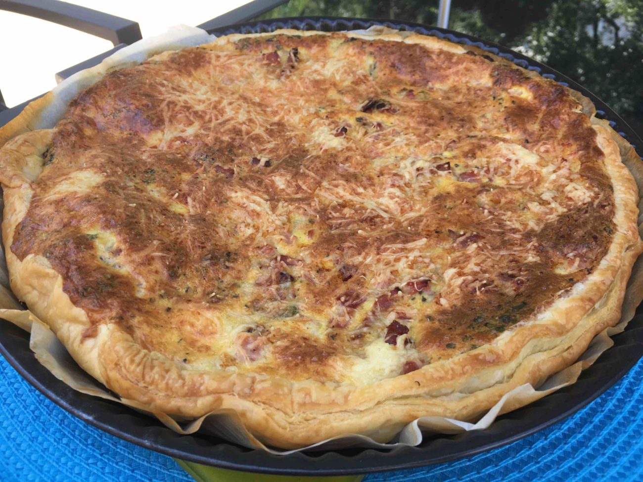 Quiche aux herbes de provence, jambon et lardons