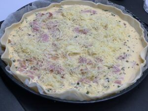 Recette quiche aux herbes de provence lardons et jambon -Parsemer de gruyère et enfourner 25 min à 180°C.