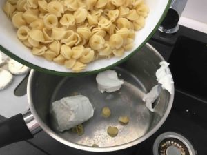 Recette gratin de collerettes aux 2 chèvres et origan -Ajouter le chèvre frais, la crème fraîche et l'origan dans les pâtes. Saler et poivrer. Mélanger et verser dans un plat à gratin.