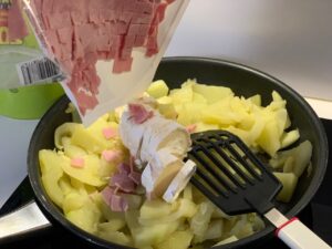 Recette gratin de pâtisson -Couper le jambon et le chèvre et ajouter-les hors du feu au pâtisson
