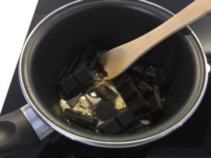 Recette crinkles - Faire fondre le chocolat et le beurre dans une casserole