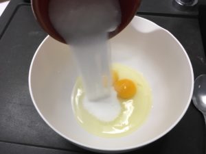Recette crinkles -Battre les oeufs, le sucre, la gousse de vanille et une pincée sel au fouet jusqu'à faire mousser le mélange. Verser-les dans la casserole de chocolat hors du feu.