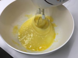 Recette crinkles -Battre les oeufs, le sucre, la gousse de vanille et une pincée sel au fouet jusqu'à faire mousser le mélange. Verser-les dans la casserole de chocolat hors du feu.