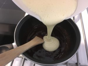 Recette crinkles -Battre les oeufs, le sucre, la gousse de vanille et une pincée sel au fouet jusqu'à faire mousser le mélange. Verser-les dans la casserole de chocolat hors du feu.