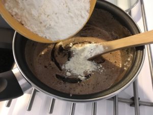 Recette crinkles -Ajouter la farine et la levure. Mélanger.