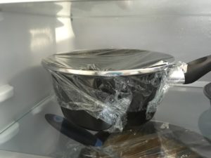 Recette crinkles - Recouvrir la casserole de papier sulfurisé et placer 1h au réfrigérateur