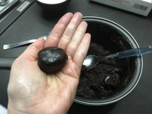Recette crinkles -Préchauffer le four à 170°C. Une fois la pâte durcie, réaliser de petites boules de la taille d'une noix et disposer-les sur une plaque allant au four.