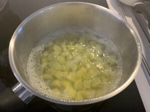 Recette quiche paysanne aux pommes de terre -Couper les pommes de terre en petits cubes et les faire cuire à la vapeur ou dans une casserole d'eau.