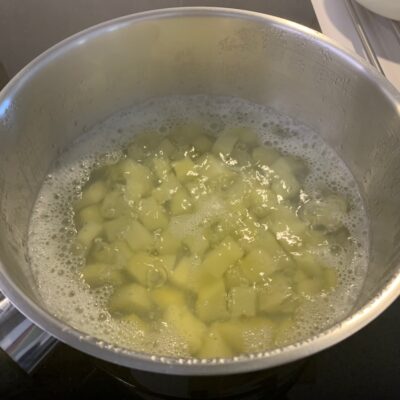 Recette quiche paysanne aux pommes de terre -Couper les pommes de terre en petits cubes et les faire cuire à la vapeur ou dans une casserole d'eau.