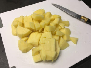 Couper les pommes de terre en petits cubes et les faire cuire à la vapeur.