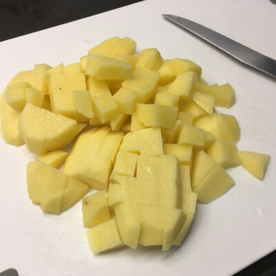Couper les pommes de terre en petits cubes et les faire cuire à la vapeur.