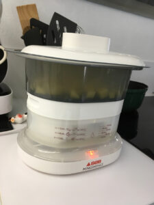 Couper les pommes de terre en petits cubes et les faire cuire à la vapeur.